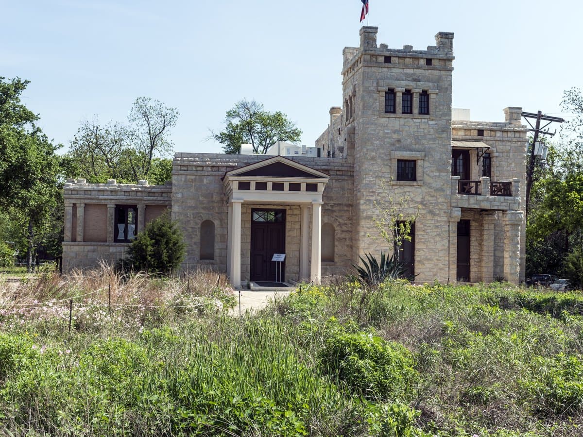 East Austin Studio Tour: The Complete Visitor's Guide to EAST (Local Guide)