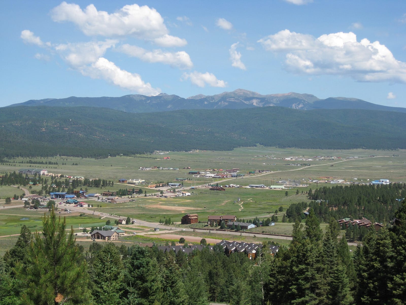 High-country peaks and pine valleys along the Enchanted Circle loop in northern New Mexico
